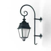 настенный уличный фонарь на фигурном кронштейне с прозрачным плафоном цвета вердигрис