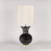 настольная лампа с кремовым абажуром и основанием из чёрной керамики