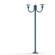 фонарный столб голубого цвета с тремя рожками