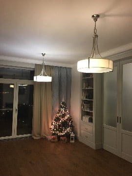 Очень гармоничное и приятное решение для гостиной, плюс благодаря двум подвесным люстрам освещение комнаты более равномерное, чем от одной центральной люстры. 