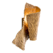 настенное бра с изогнутыми металлическими элементами и фактурной поверхностью