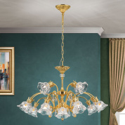 подвесная люстра с несколькими уровнями стеклянных плафонов и золотистой декоративной арматурой