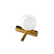 настольная лампа с цилиндрическим основанием и золотистым покрытием