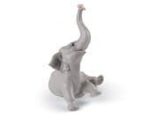 BABY ELEPHANT WITH PINK FLOWER Фарфоровый декоративный предмет Lladro 1008491