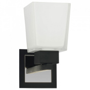 настенное бра с прямоугольным плафоном из матового стекла и металлическим основанием