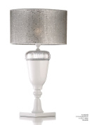 настольная лампа с широким тканевым абажуром и округлым стеклянным основанием