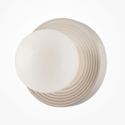 — настенный светильник с рельефным бежевым основанием и круглым стеклянным плафоном