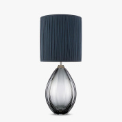 настольная лампа с абажуром глубокого синего цвета и основанием в форме капли