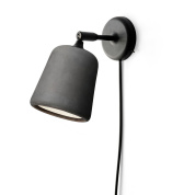 настенный светильник с плафоном из тёмного бетона на чёрном держателе