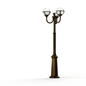 уличный фонарный столб с тремя плафонами бронзового оттенка