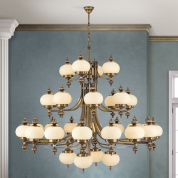 многоярусная подвесная люстра с множеством матовых плафонов и декоративной патинированной рамой