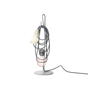 настольный светильник с открытой лампой и обмотанным текстильным проводом