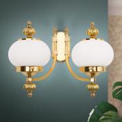 двухламповое настенное бра с матовыми опаловыми плафонами и золочёной декоративной основой