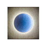 настенный светильник с кольцевым свечением тёплого белого цвета