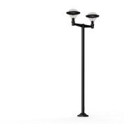 уличный фонарь с двумя рожками и матовыми плафонами на чёрной опоре