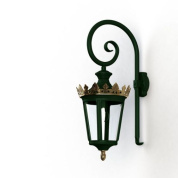 настенный уличный фонарь на изогнутом кронштейне с прозрачным плафоном и зеленым корпусом
