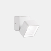 уличный настенный светильник белого цвета с наклонным рассеивателем