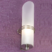 настенное бра с цилиндрическим плафоном из матового стекла и хромированной арматурой