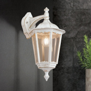 уличный настенный светильник фонарного типа в бело-золотой отделке