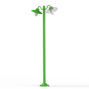 двухрожковый уличный фонарь зеленого цвета на высокой опоре