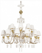 подвесная люстра с белыми абажурами и подвесками