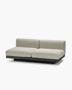 двухместная скамья с мягкими подушками для интерьера