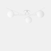 потолочный светильник с тремя лампами на белом основании