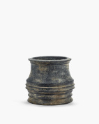 напольное кашпо цилиндрической формы из керамики темного цвета