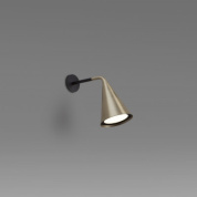 настенный светильник с конусным металлическим плафоном и коротким кронштейном