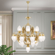 подвесная люстра с несколькими ярусами опаловых плафонов на бронзовой основе