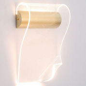 настенное бра с изогнутым стеклянным плафоном в золотом корпусе