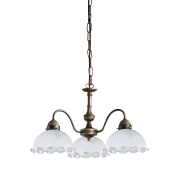 подвесная люстра с тремя плафонами из белого стекла и латунными элементами