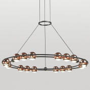 подвесная люстра с кольцевым металлическим каркасом и шарообразными элементами декора