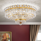 потолочная хрустальная люстра с широким золотистым каркасом и плотной россыпью кристальных подвесок