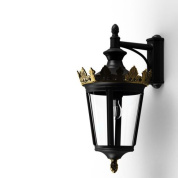 уличный настенный фонарь с прозрачным плафоном и черным корпусом