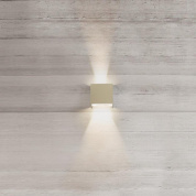 настенный светильник кубической формы с направленным световым потоком вверх и вниз