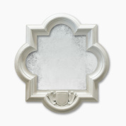 настенное зеркало с декоративной рамой белого цвета в форме клевера