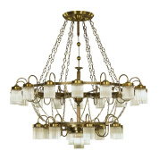 многоуровневая люстра с несколькими рядами металлических чаш и декоративных подвесов