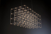 подвесная люстра с объёмной геометрической решётчатой конструкцией и множеством источников света