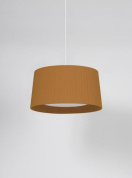 подвесной светильник с крупным цилиндрическим абажуром из коричневого текстиля