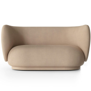 1104263492 Ferm Living Rico двухместный диван с мягкими боковыми опорами и закругленным сиденьем