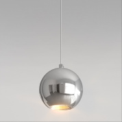 подвесной светильник шарообразной формы с металлическим зеркальным корпусом и нижним световым отверстием