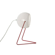 настольный светильник с рельефным полусферическим абажуром на красной опоре