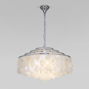 подвесная люстра с широким плафоном из подвесных перламутровых дисков