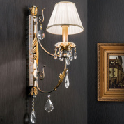 двухрожковое настенное бра с текстильными абажурами и хрустальными подвесками