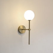 настенное бра с круглым опаловым плафоном и металлическим держателем золотого оттенка