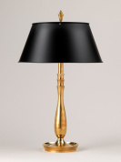 настольная лампа с латунным основанием и черным купольным абажуром