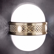 настенное бра с овальным опаловым плафоном и декоративным патинированным поясом