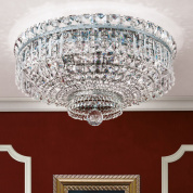 широкий потолочный светильник с многоярусными кристальными подвесками в хромированной окантовке