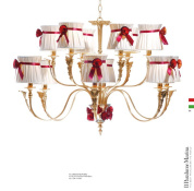 подвесная люстра с изогнутыми рожками и тканевыми абажурами с красной отделкой